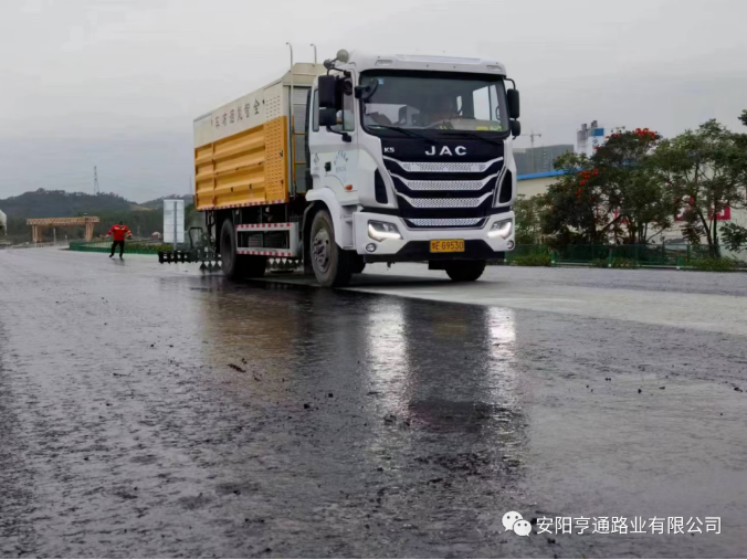 祝賀我司深汕西項目透層、封層試驗段圓 滿成功